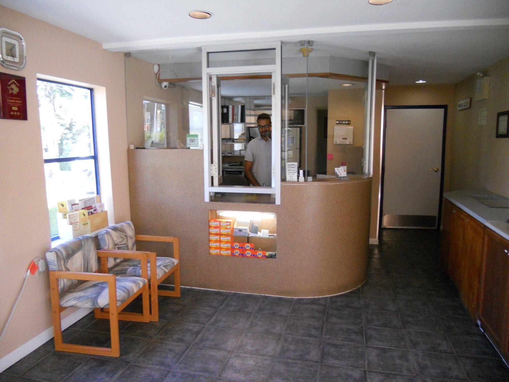 Happy Day Inn Burnaby Esterno foto